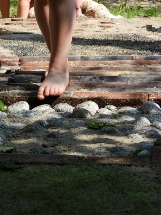 Blote voeten ontdekken het natuurlijke pad in de tuin