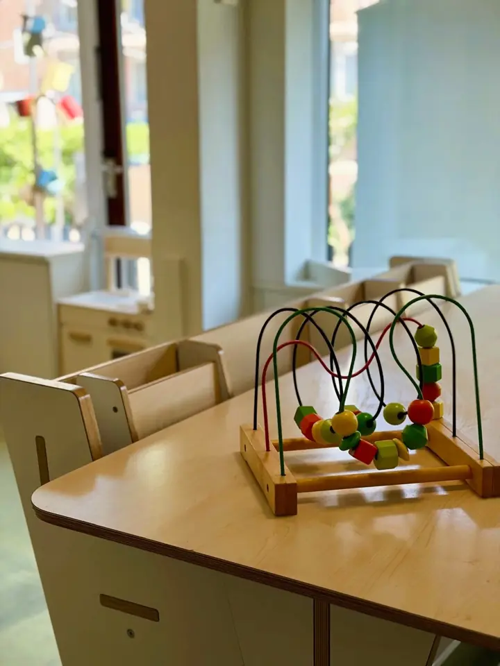 Houten speeltafel en natuurlijke materialen in de groepsruimte
